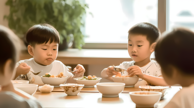 餐桌上用餐的儿童摄影图