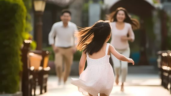 女孩奔向父母的瞬间图片