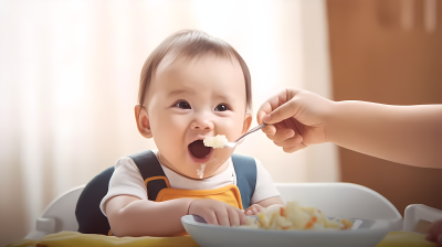 母亲给婴儿喂食摄影图片