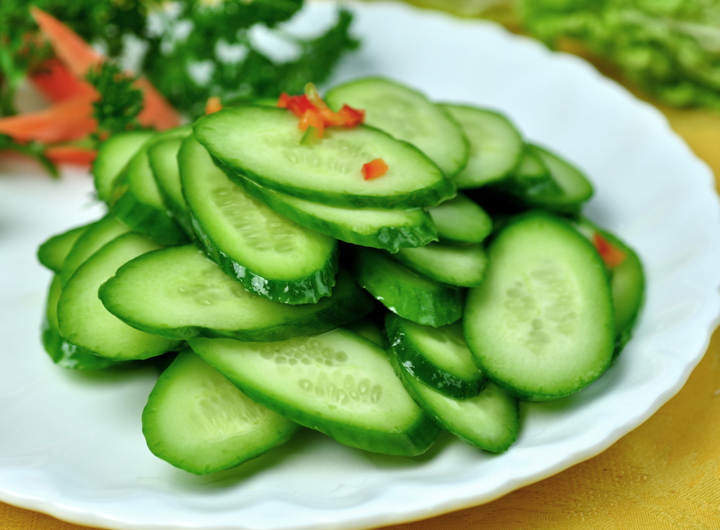 清脆爽口切片黄瓜小凉菜版权图片下载