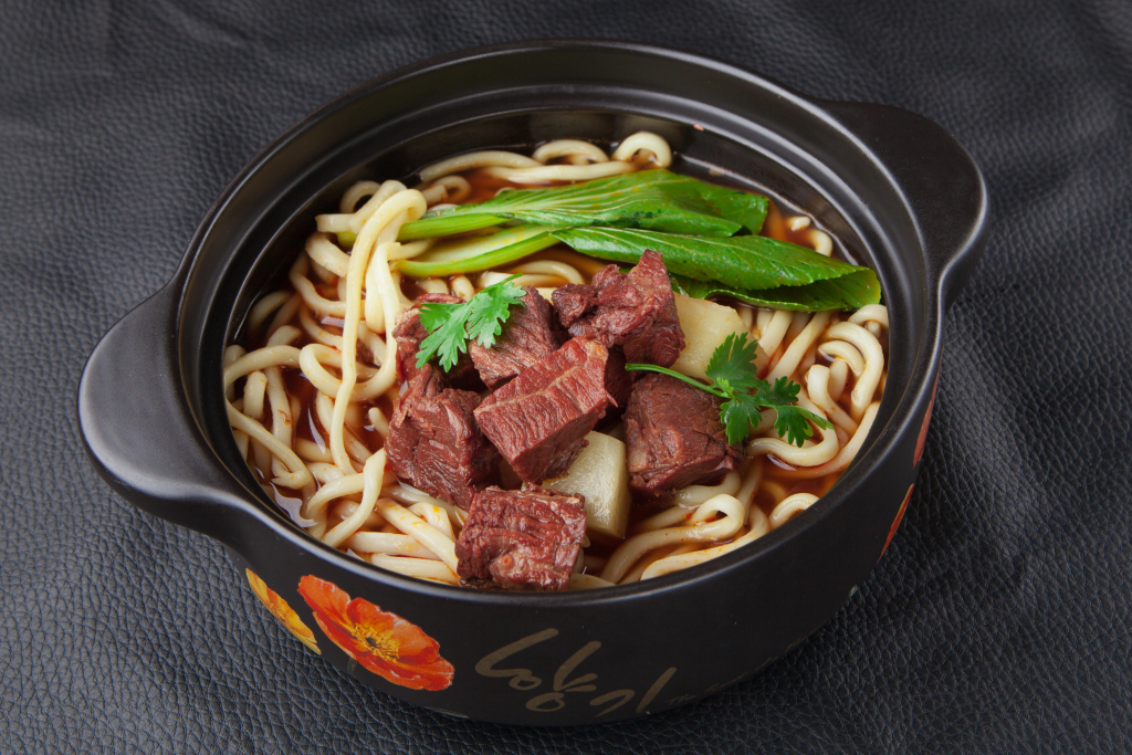 砂锅红烧牛肉面版权图片下载