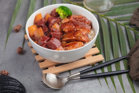 红烧牛肉鸡腿双拼米饭