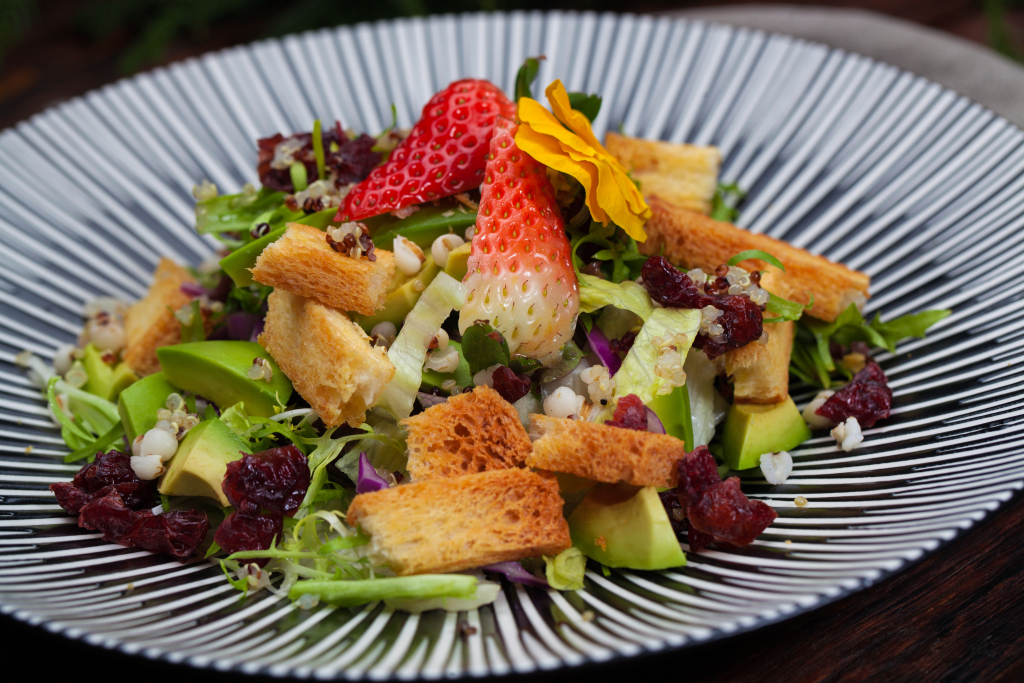 草莓牛油果蔬菜沙拉版权图片下载
