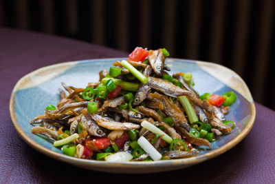 地方美食香葱炒小鱼