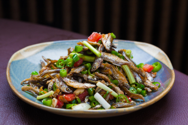 地方美食香葱炒小鱼