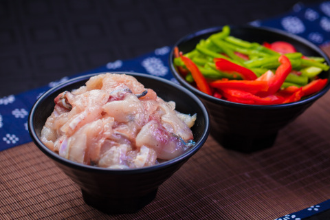 鲜鱼肉青红辣椒食材