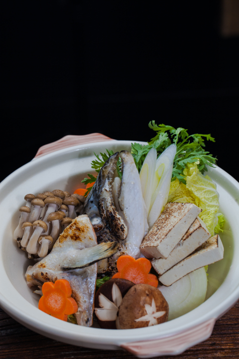 滋补海鲜菌菇砂锅版权图片下载