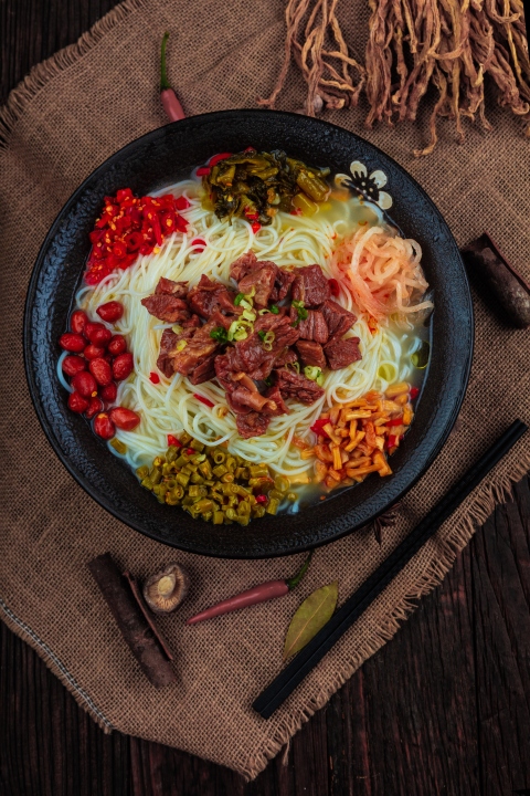 鲜嫩香辣牛肉米线版权图片下载