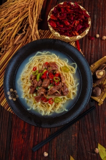 香辣牛肉鲜面条