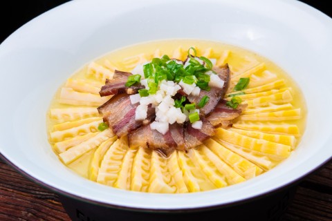 鸡汁腊肉笋尖