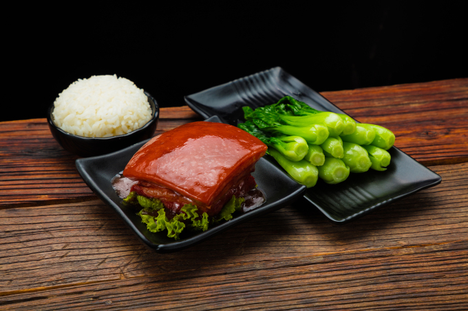 经典东坡肉蔬菜拌饭