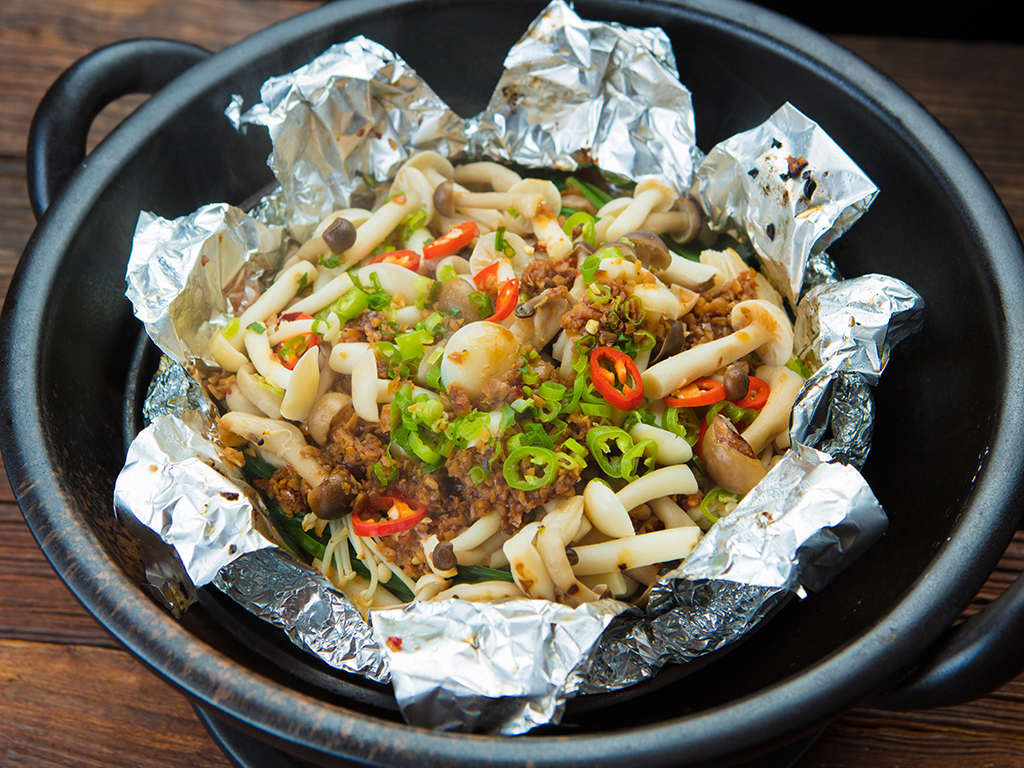 锡纸杏鲍菇菌菇类美食版权图片下载