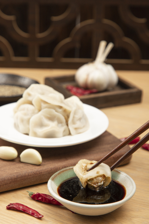 手工包制冬至水饺版权图片下载