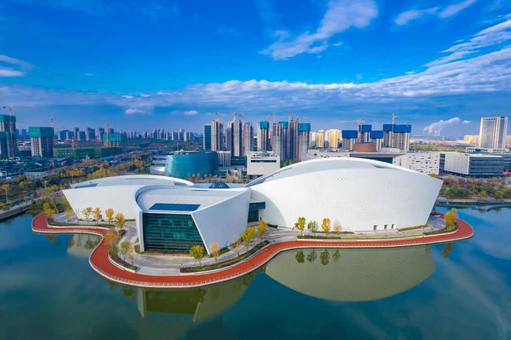 建筑群体实拍远景图版权图片下载