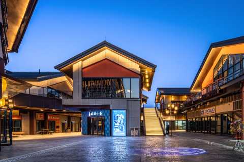 中式古建筑现代商业街夜景图