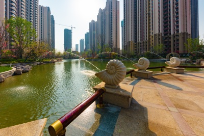 海螺喷泉远景高楼实拍图