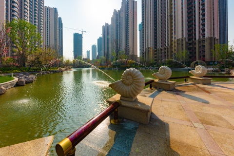 海螺喷泉远景高楼实拍图
