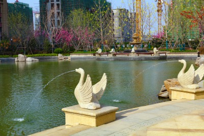 天鹅喷泉湖心广场高清图