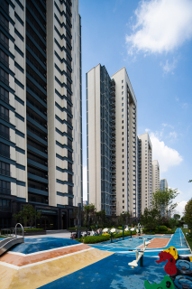 高层住宅楼区跑道休闲区高清图