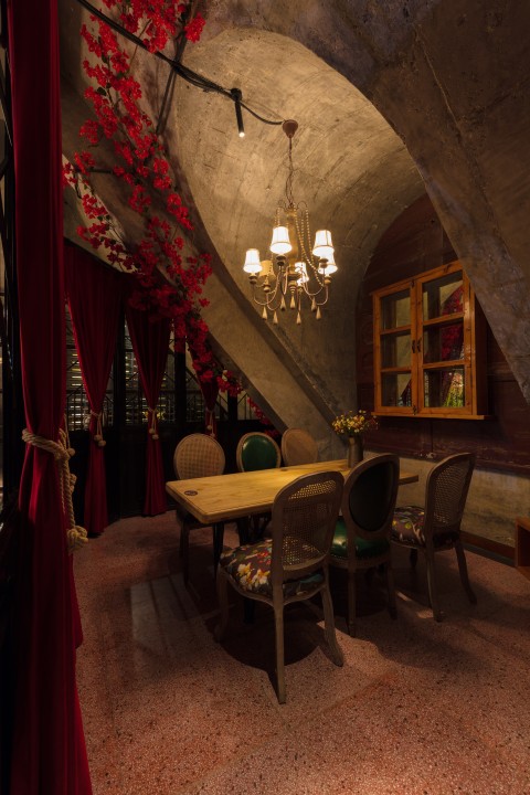 浪漫情侣洞穴西餐厅版权图片下载