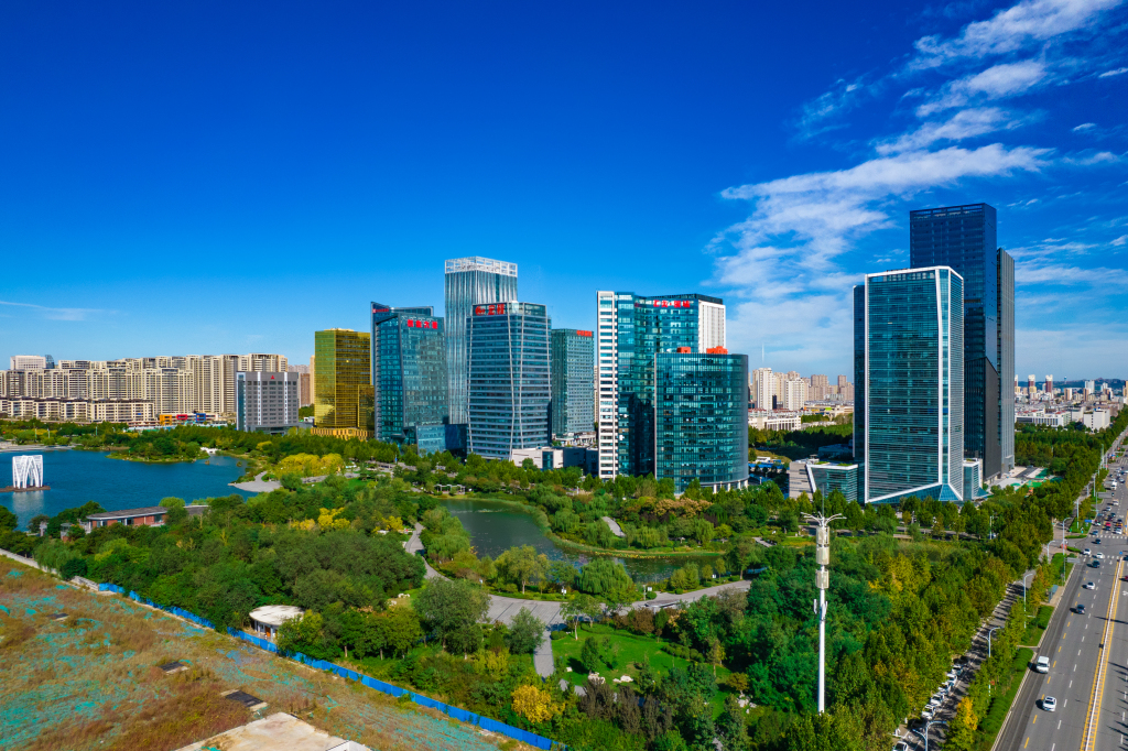 城市办公楼建筑群俯拍高清图版权图片下载