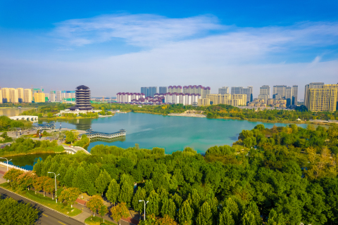 俯拍城市花园湖水阁楼风景图