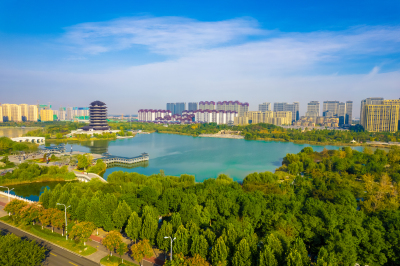 俯拍城市花园湖水阁楼风景图
