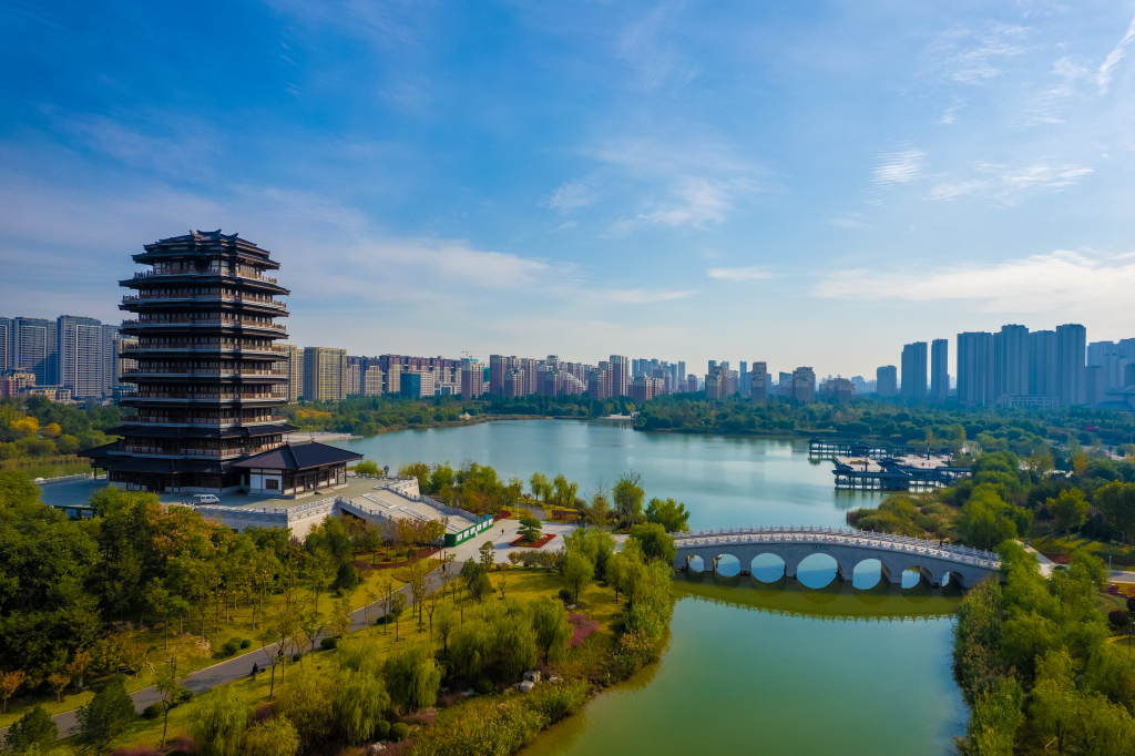 俯拍城市花园高档小区风景图版权图片下载