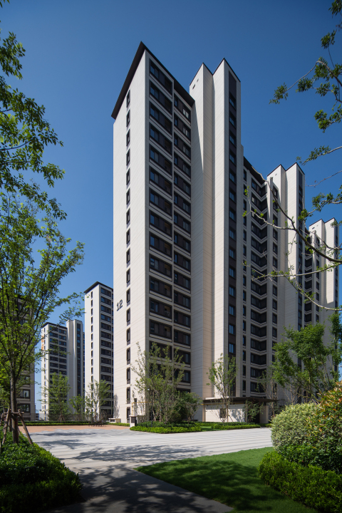 仰拍高档住宅高楼建筑高清图版权图片下载