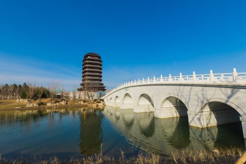 湖心公园拱桥阁楼特写图