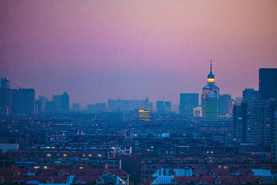 阴雨天城市繁华夜景图片