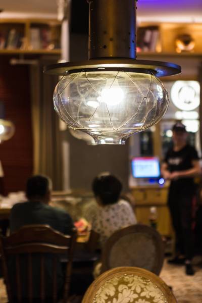 青炉里餐厅玻璃吊灯近景清晰图