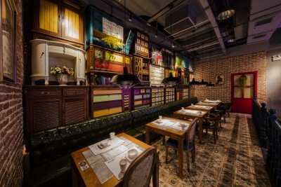 黄色氛围感餐厅用餐环境实拍图