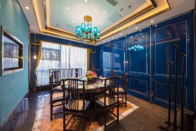 大落地窗蓝色系餐厅用餐区实拍图