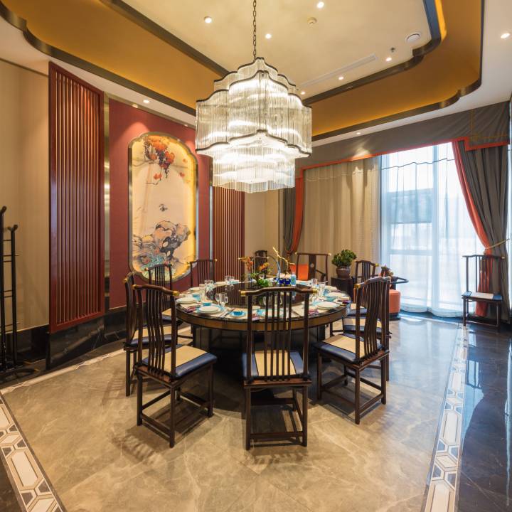 中式奇石壁画餐厅用餐区实拍图版权图片下载