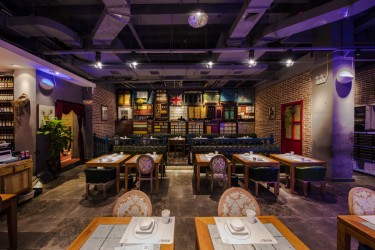 餐厅原木桌椅用餐区实拍图
