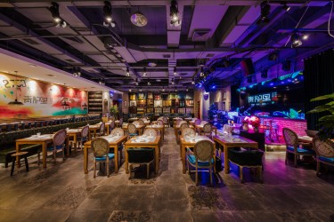 紫色氛围灯青炉里餐厅环境实拍图