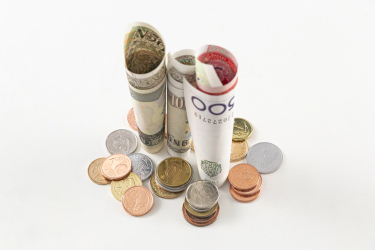 纸钞硬币金融贸易俯拍图