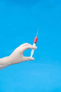 手持注射器抗击疫情实拍图