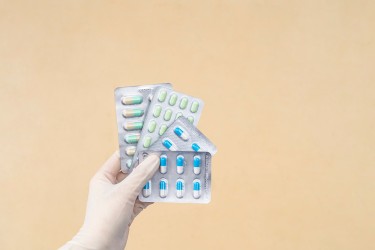 黄色背景疫情防护药品高清图