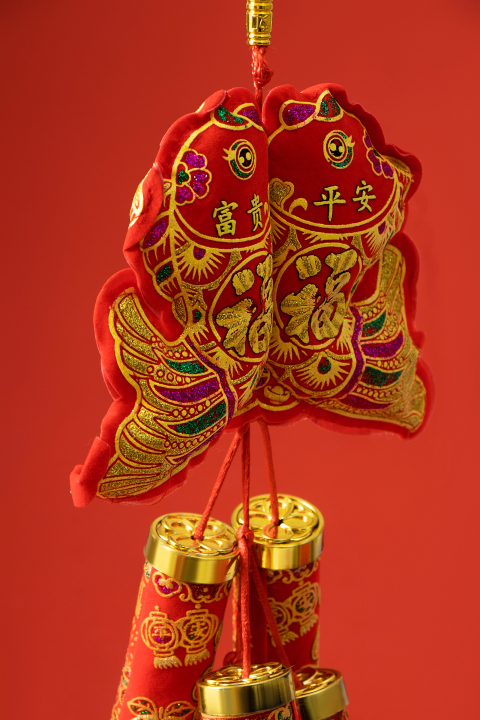 鞭炮年年有余挂饰实拍图版权图片下载