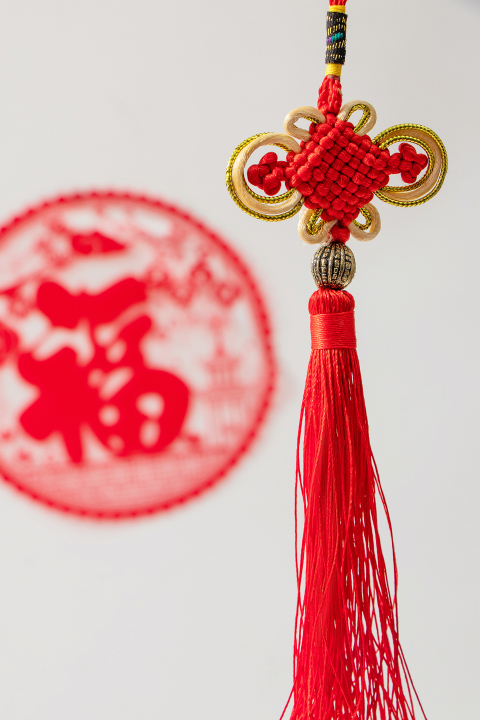 红色精致剪纸背景中国结特写版权图片下载