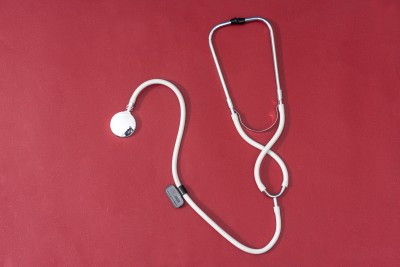红色背景医疗用具听诊器高清图