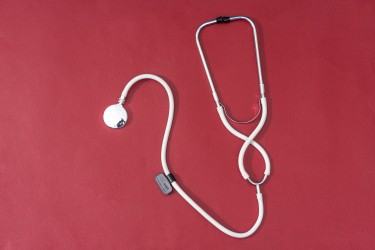 红色背景医疗用具听诊器高清图