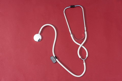 红色背景医疗用具听诊器高清图