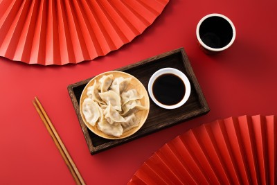 中国风红色扇子背景饺子俯拍图