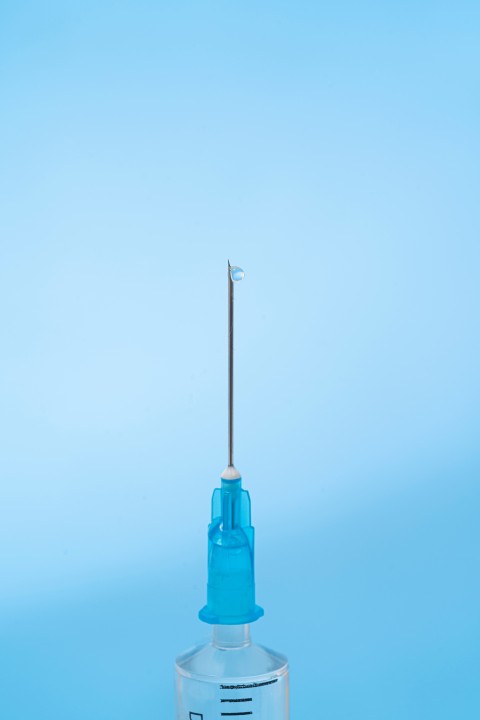 蓝色渐变背景注射器艺术特写图版权图片下载