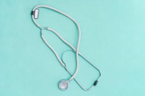 白色医院呼吸科工具听诊器高清图