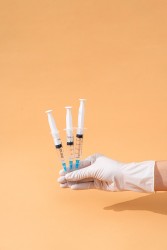 医生护士手持针头注射器高清图