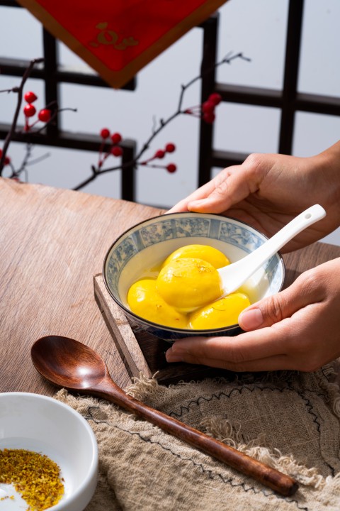手捧桂花汤圆甜品高清图版权图片下载